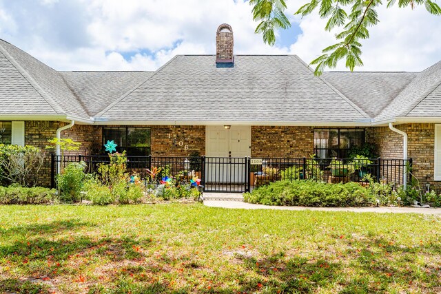 view of front of property with a front yard