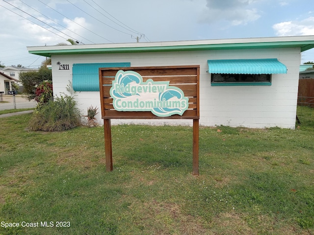 community sign with a yard