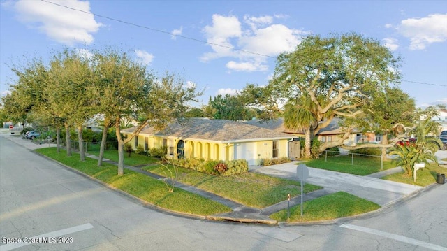 view of front of property featuring a front yard