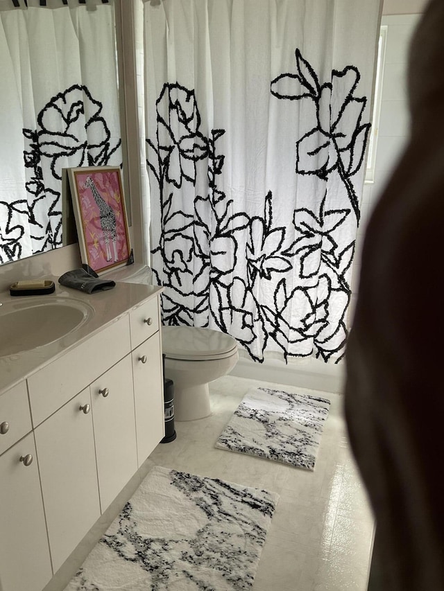 full bathroom featuring shower / tub combo, vanity, and toilet