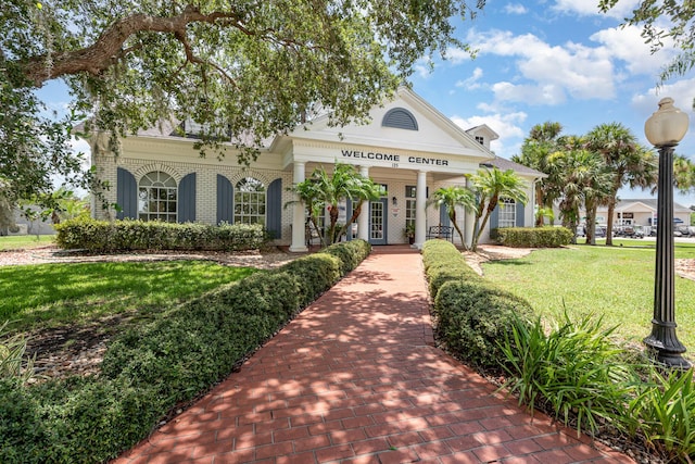 view of front of house featuring a front lawn