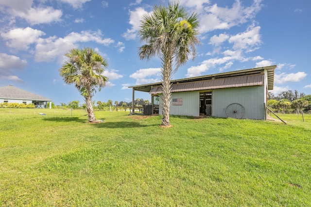 view of yard with an outdoor structure