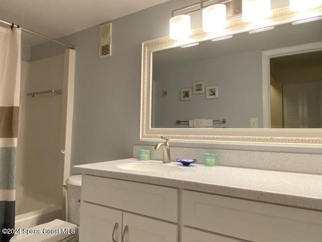 full bathroom with shower / bath combo with shower curtain, vanity, and toilet