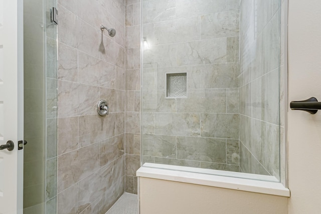 bathroom featuring tiled shower