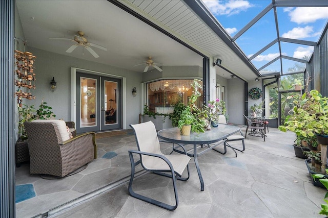 sunroom with ceiling fan