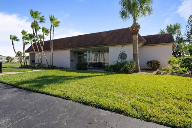 view of front facade featuring a front yard