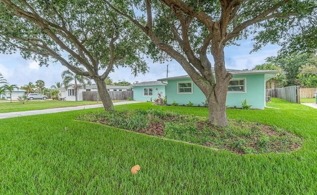 ranch-style house featuring a front yard