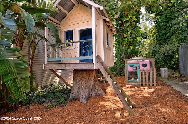 exterior space featuring an outbuilding