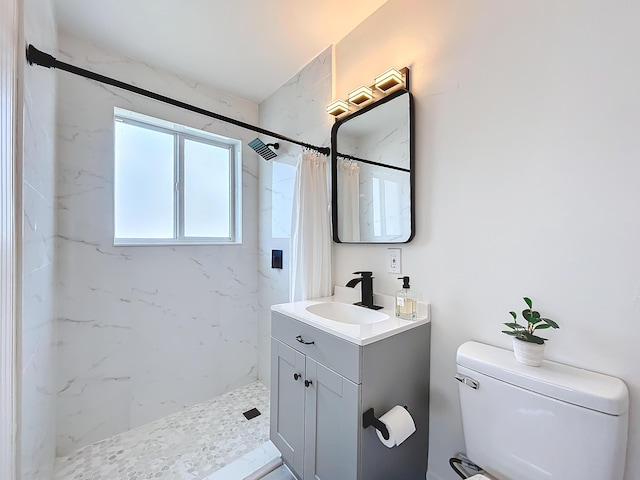 bathroom with curtained shower, vanity, and toilet