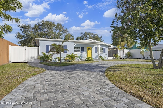 single story home with a front yard