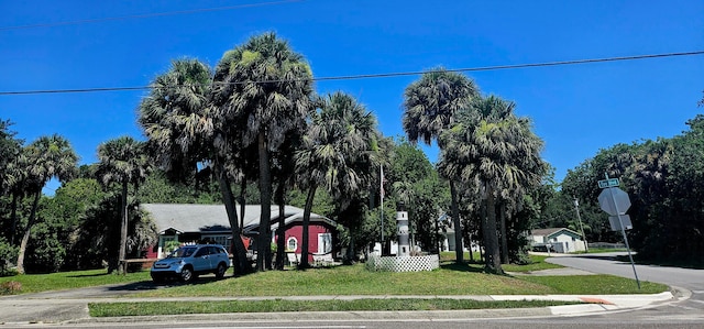 view of front facade featuring a front yard