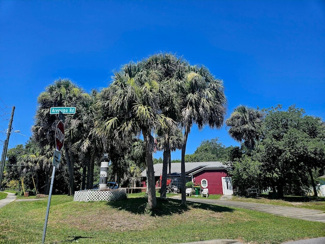 view of front of property featuring a front lawn