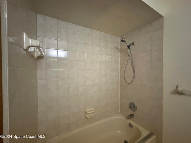 bathroom with tiled shower / bath