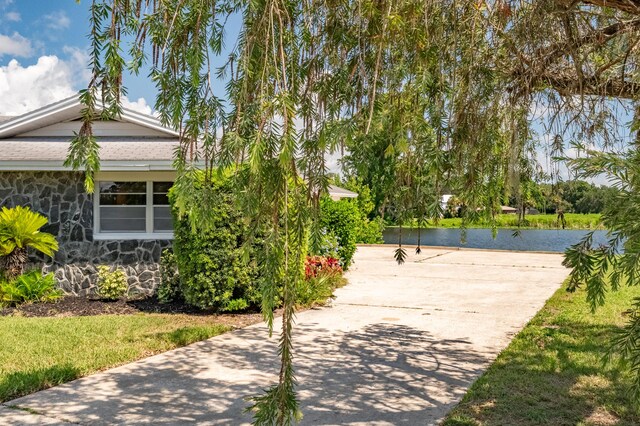 view of property's community featuring a lawn