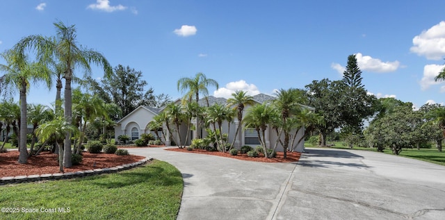 view of front of house featuring a front yard