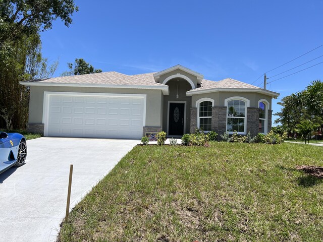 view of front of home featuring a garage and a front yard