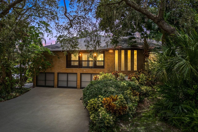 view of front facade featuring a garage