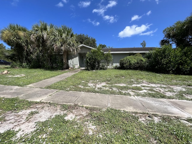 view of front of home featuring a front yard