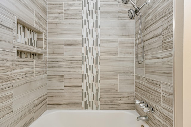 bathroom with tiled shower / bath combo