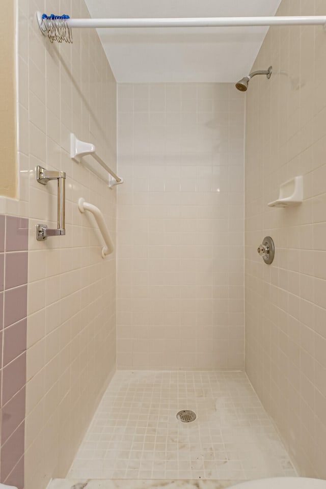 bathroom featuring tiled shower