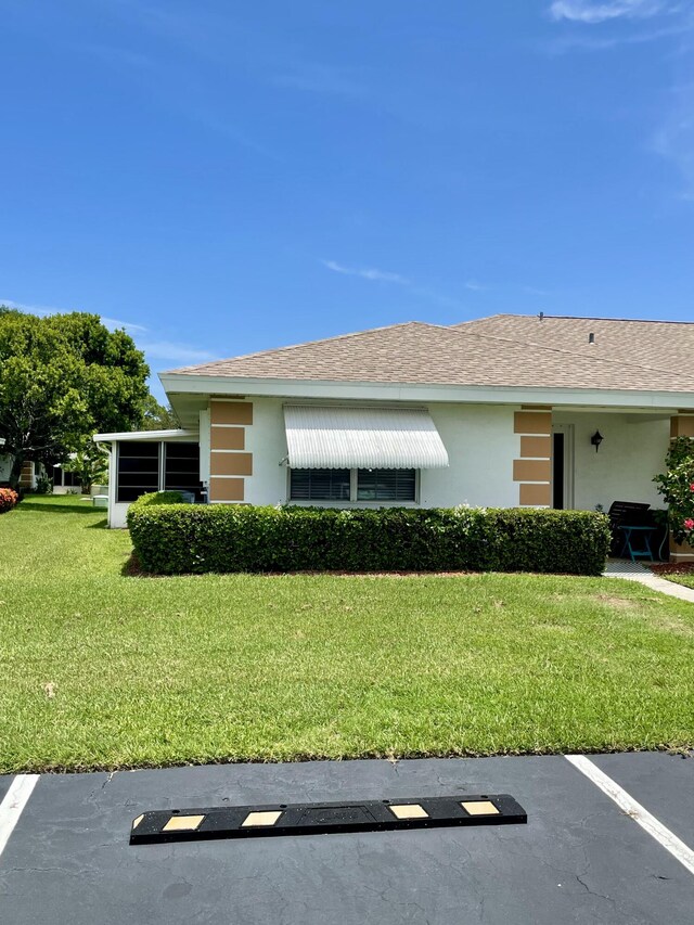 view of front of house featuring a front yard