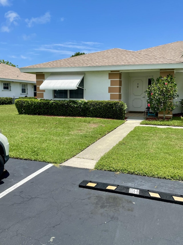 view of front of house featuring a front yard