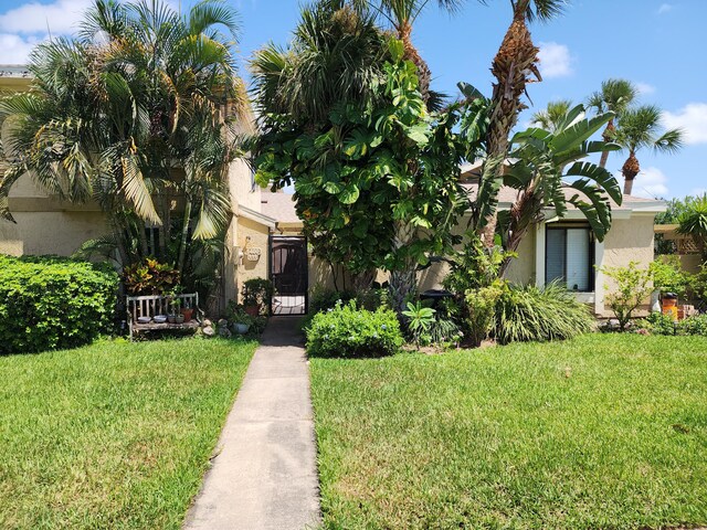 view of front of home featuring a front yard