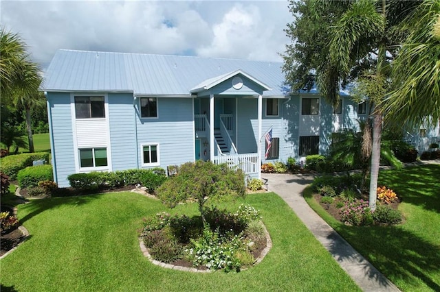 view of front of property featuring a front yard and a porch