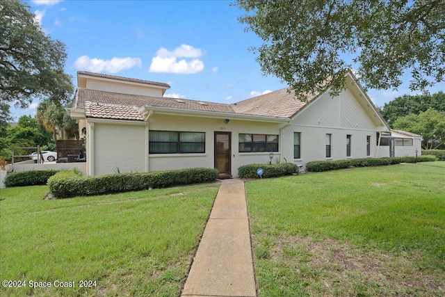 view of front of house featuring a front lawn