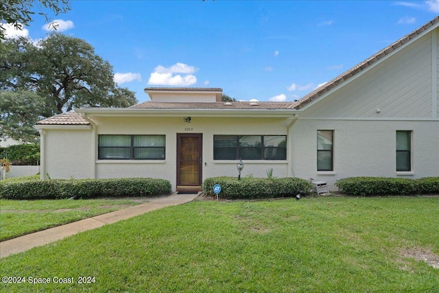 view of front of property with a front yard