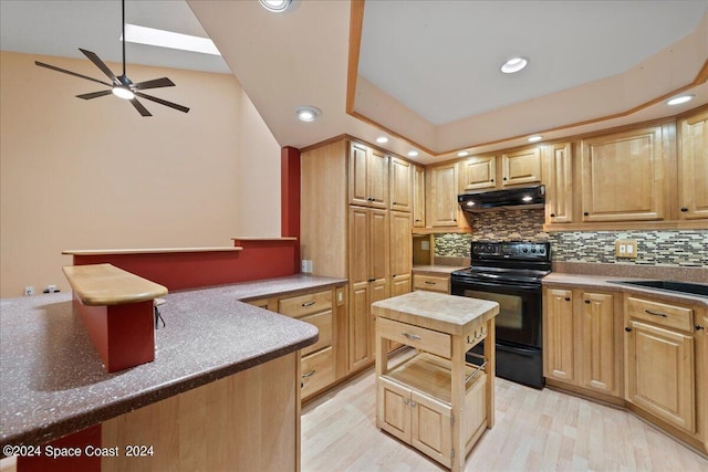 kitchen with under cabinet range hood, electric range, backsplash, and a ceiling fan