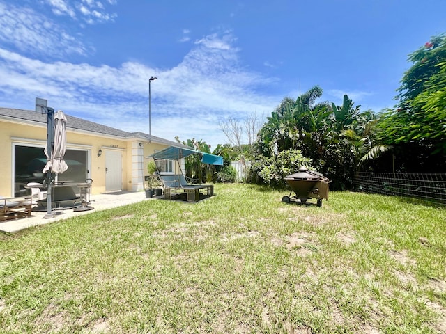 view of yard featuring a patio area