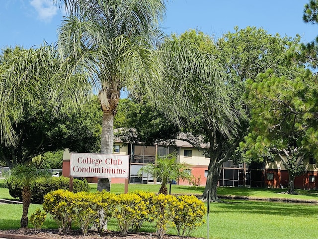 community sign with a yard