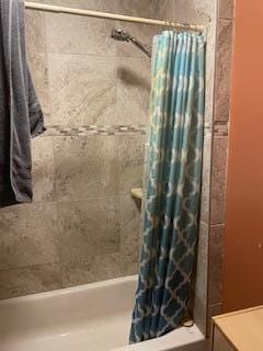 bathroom featuring shower / bath combo