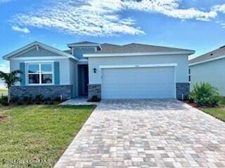 view of front of house featuring a garage and a front yard