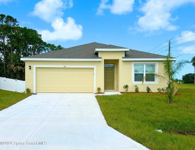 view of front of home featuring a front lawn and a garage