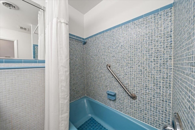 bathroom with shower / bath combo