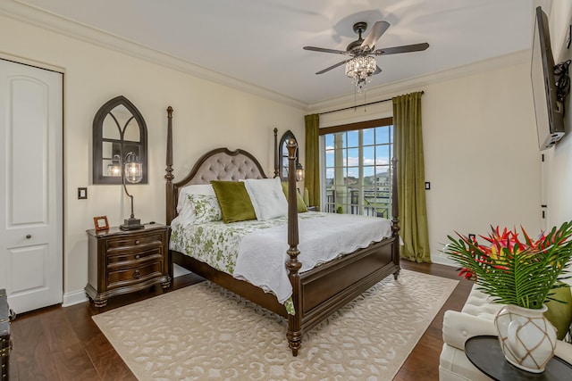 bedroom featuring a closet, crown molding, dark hardwood / wood-style floors, and ceiling fan