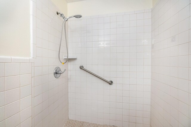 bathroom featuring tiled shower