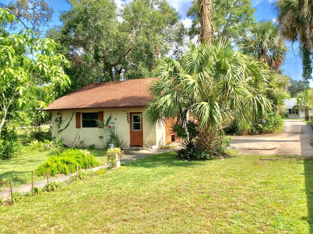 view of front of property featuring a front lawn