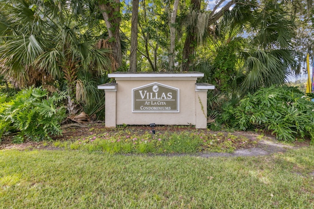 community sign with a lawn