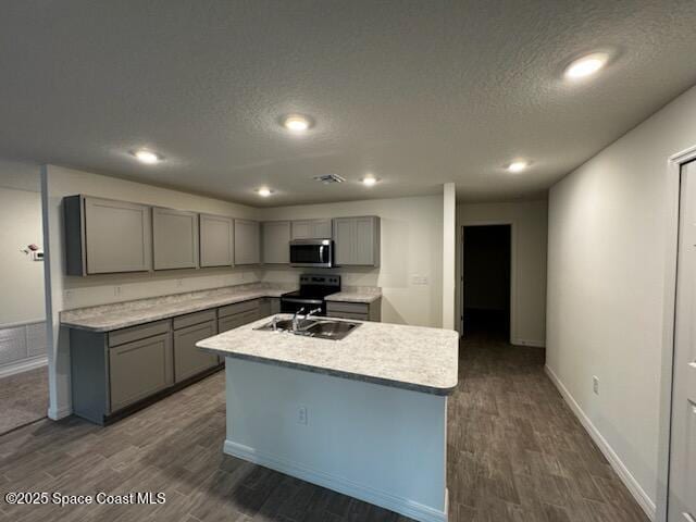 kitchen featuring gray cabinets, dark hardwood / wood-style floors, an island with sink, sink, and black electric range oven