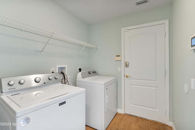 washroom featuring light wood-type flooring and independent washer and dryer