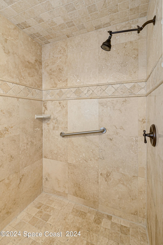 bathroom featuring a tile shower