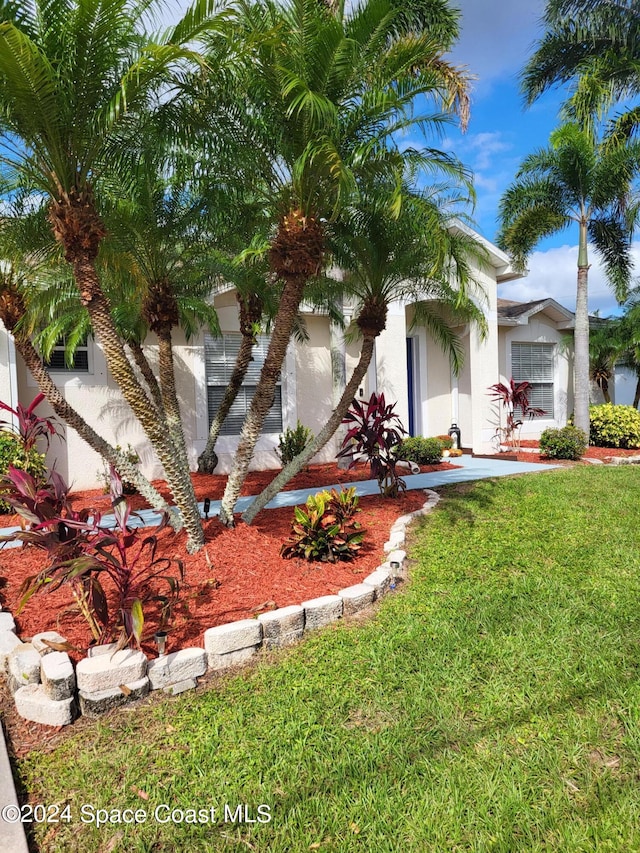 view of front of house featuring a front lawn