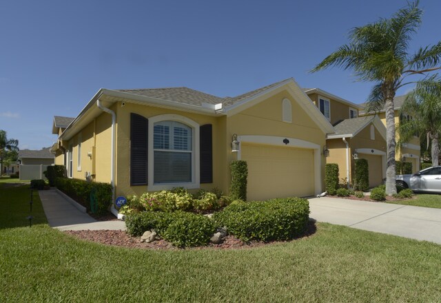 view of front facade with a front lawn