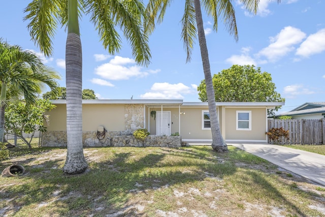 view of front facade with a front yard