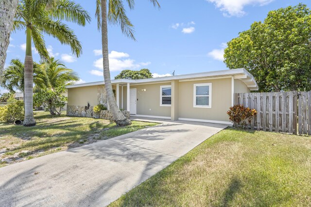 single story home with a front yard