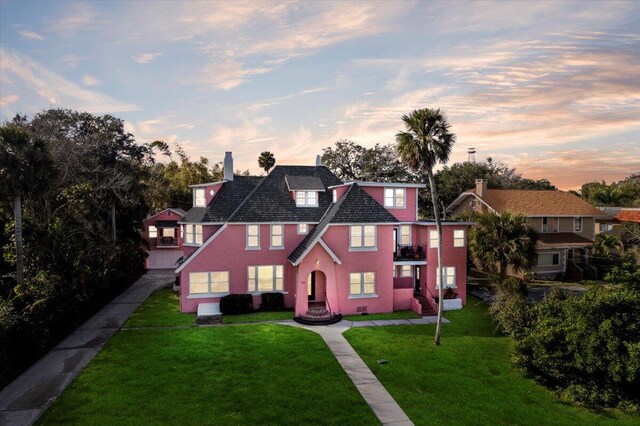 view of front of house featuring a yard