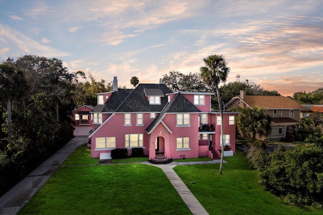 view of front facade featuring a lawn